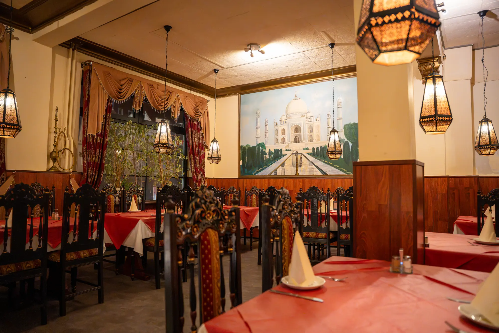 Gastraum des Tadsch Mahal in Kiel mit dem Wandbild des Taj Mahal